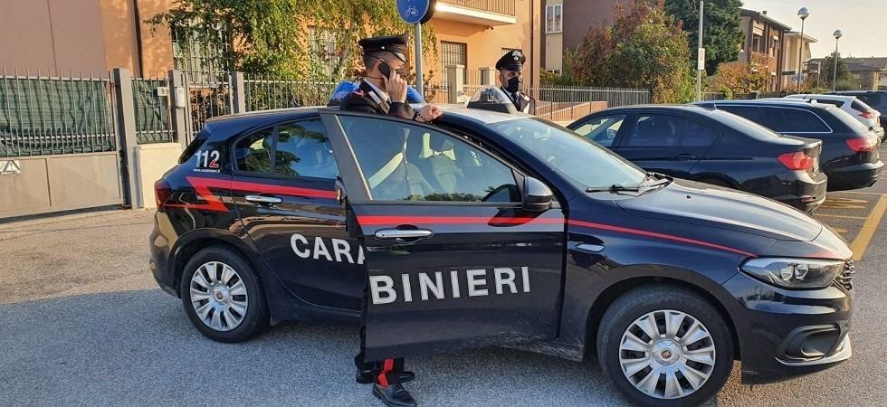 Presenta i documenti per aprire un conto alle Poste ma foto e generalità sono diverse